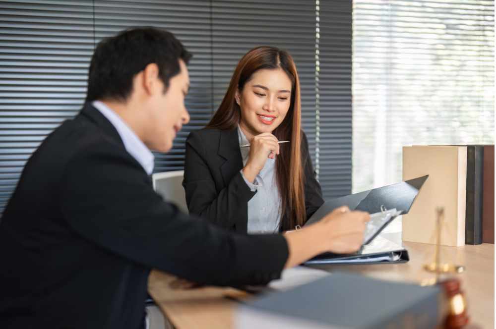 Cosultant explaining to customer